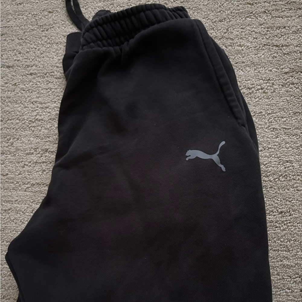 Black Puma joggers with elastic waistband and pockets #joggers